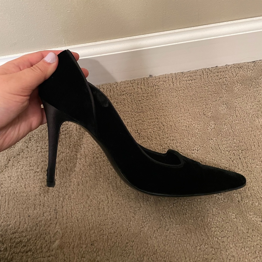 RALPH LAUREN PURPLE LABEL Black velvet tuxedo pumps